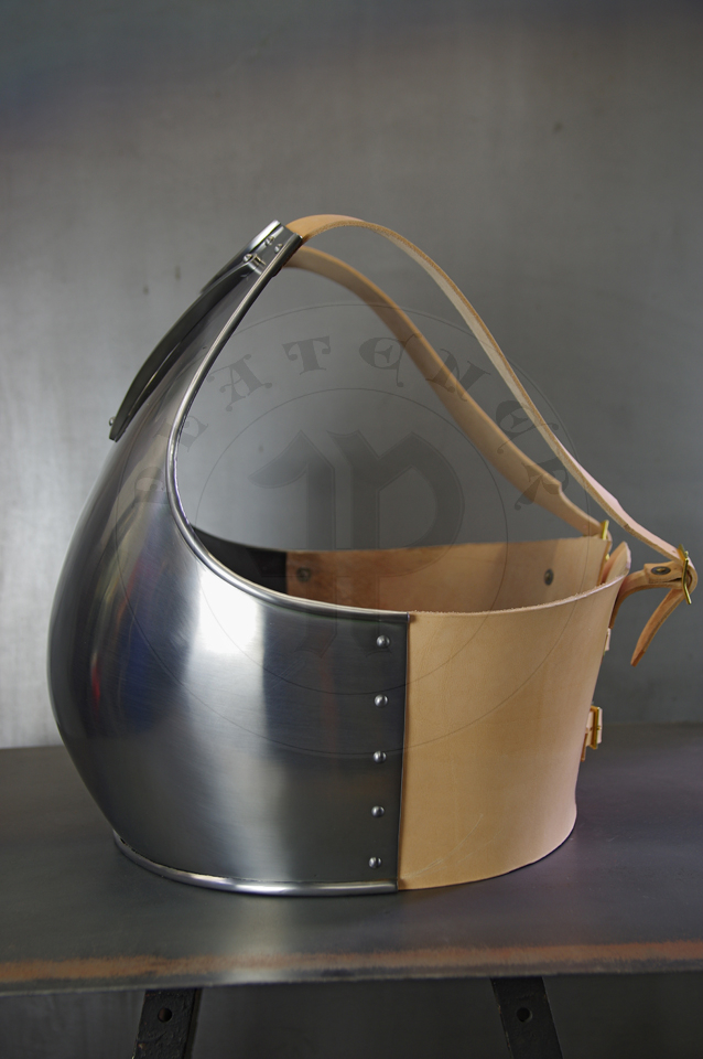 Breastplate based on Churburg CH14 piece. Forged V-shaped stop rib to deflect the points of weapons away from the neck. Material: hot forged 2 mm medium carbon steel. Heat hardened and tempered up to 42 HRC./ Napiernik wzorowany na ezgemplarzu z Churburga CH14. Materia: kuta na gorco stal redniowglowa o gruboci 2 mm. Kuta w ksztacie V ochrona szyi. Hartowany i odpuszczany do 42 HRC.